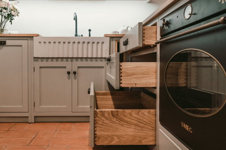 Tato krásná kuchyně propojuje kombinaci dubového dřeva, ručního nátěru a přírodního kamene. Dubová prosklená kredenc nabízí spoustu úložného prostoru a díky…