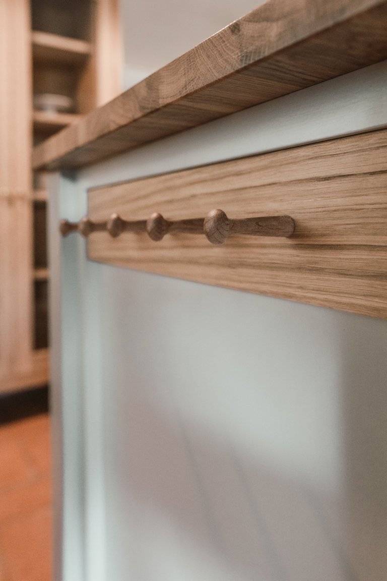 Tato krásná kuchyně propojuje kombinaci dubového dřeva, ručního nátěru a přírodního kamene. Dubová prosklená kredenc nabízí spoustu úložného prostoru a díky…