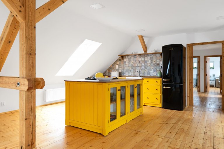 Tato kuchyně byla navržena a vyrobena pro klienty, kteří rekonstruovali svou venkovskou usedlost. Je součástí&nbsp;otevřeného prostoru jednoho z&nbsp;loftových…