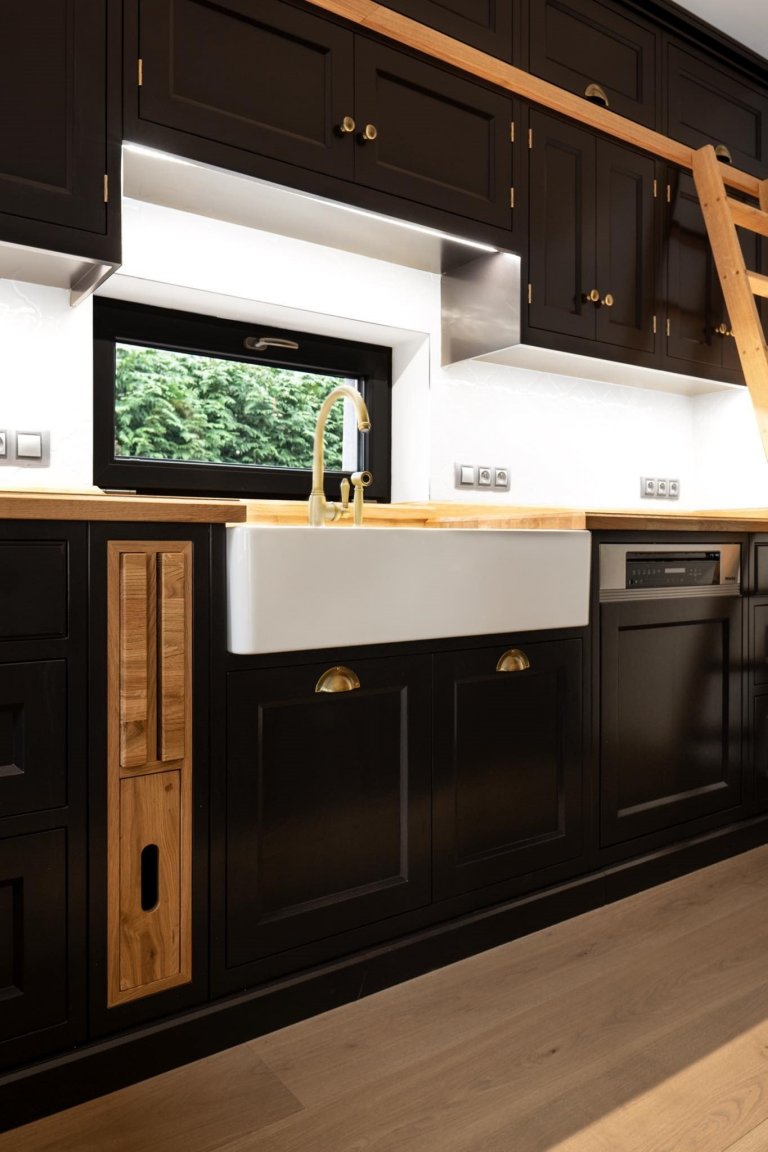 Black &amp; Oak kuchyně Děčín&lsquo; dokonale vystihuje spojení elegance, luxusu a praktičnosti. Potkávají se zde luxusní saténová černá barva spolu s&nbsp…