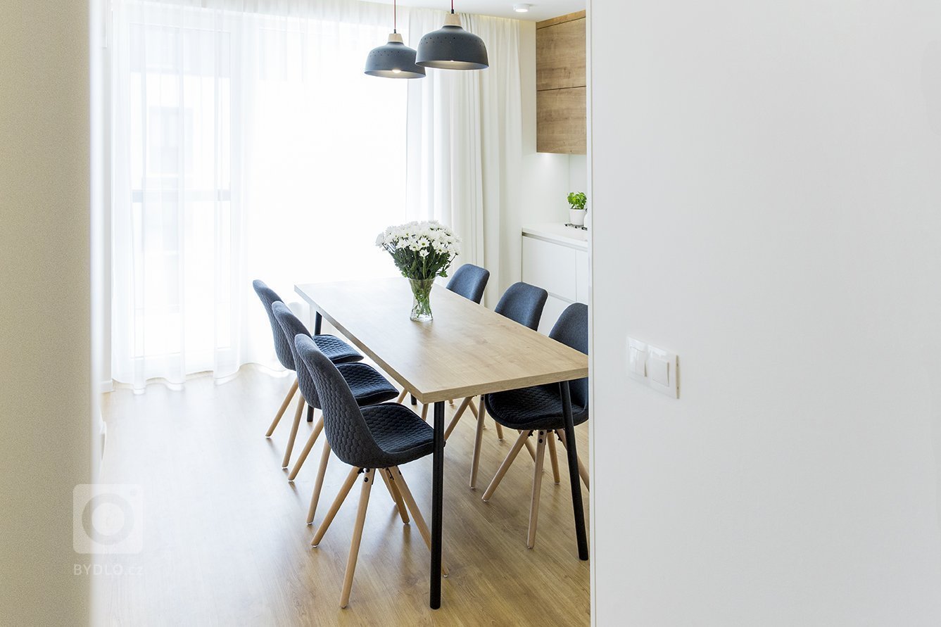 Ďalší interiér v obľúbenom projekte SLNEČNICE riešený ateliérom DOBRÝ INTERIÉR je krásne presvetlený a to najmä vďaka drevenému obkladu. Práve teplá farba…