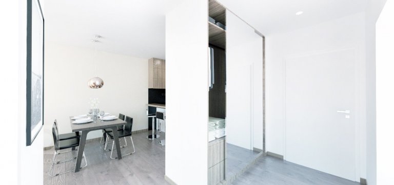 Spojili sme čiernu eleganciu,výraznú kresbu dreva a elegantné doplnky do návrhu bytu v Slnečniciach. Výsledkom je &nbsp;moderne zariadený interiér v zemitých…