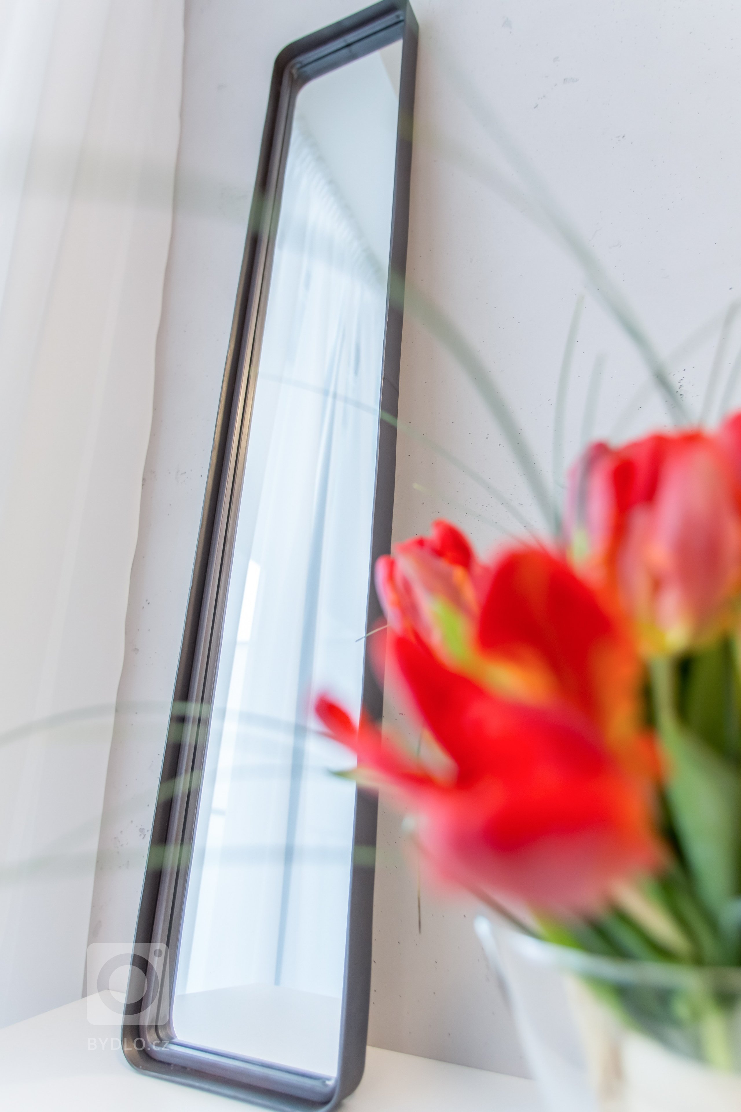 Nahliadnite do nášho najnovšieho zrealizovaného interiéru dvojizbového bytu v centre mesta.&nbsp;
Koncept návrhu je špecifický výrazným kontrastom tmavého…