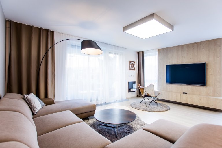 Moderní minimalistický interiér, pozrite si fotografie 4-izbového bytu v Banskej Bystrici, ktorý vznikol výnimočnou spoluprácou klienta s citom pre detail a…