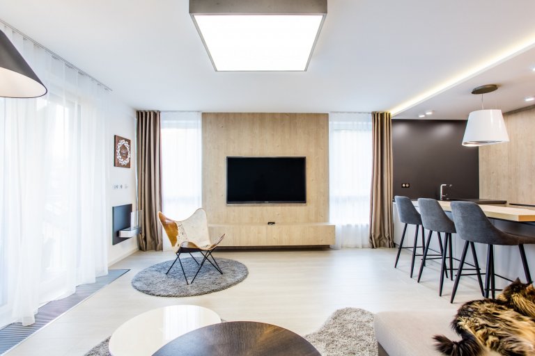 Moderní minimalistický interiér, pozrite si fotografie 4-izbového bytu v Banskej Bystrici, ktorý vznikol výnimočnou spoluprácou klienta s citom pre detail a…