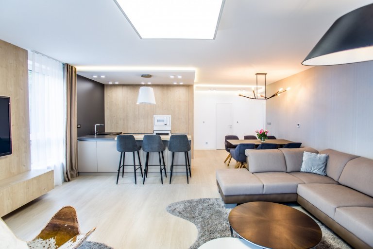 Moderní minimalistický interiér, pozrite si fotografie 4-izbového bytu v Banskej Bystrici, ktorý vznikol výnimočnou spoluprácou klienta s citom pre detail a…