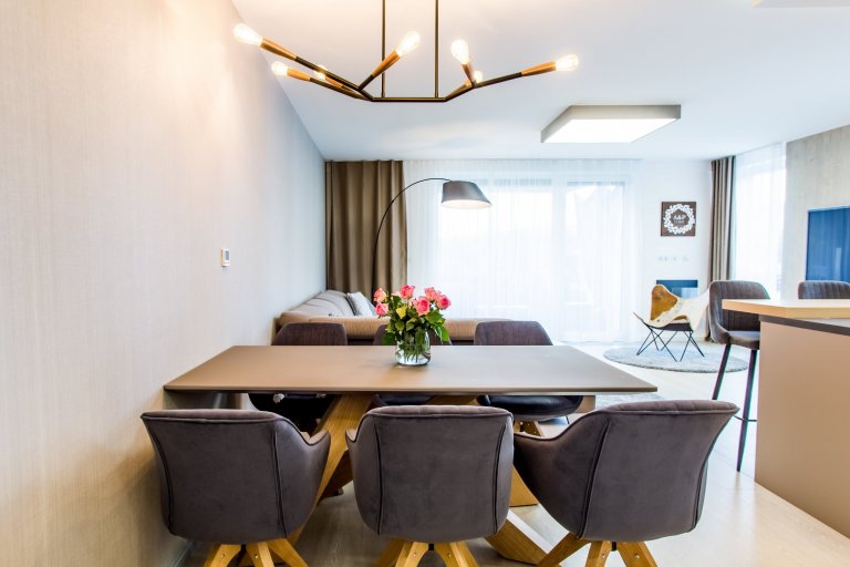 Moderní minimalistický interiér, pozrite si fotografie 4-izbového bytu v Banskej Bystrici, ktorý vznikol výnimočnou spoluprácou klienta s citom pre detail a…