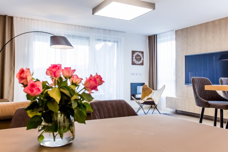 Moderní minimalistický interiér, pozrite si fotografie 4-izbového bytu v Banskej Bystrici, ktorý vznikol výnimočnou spoluprácou klienta s citom pre detail a…