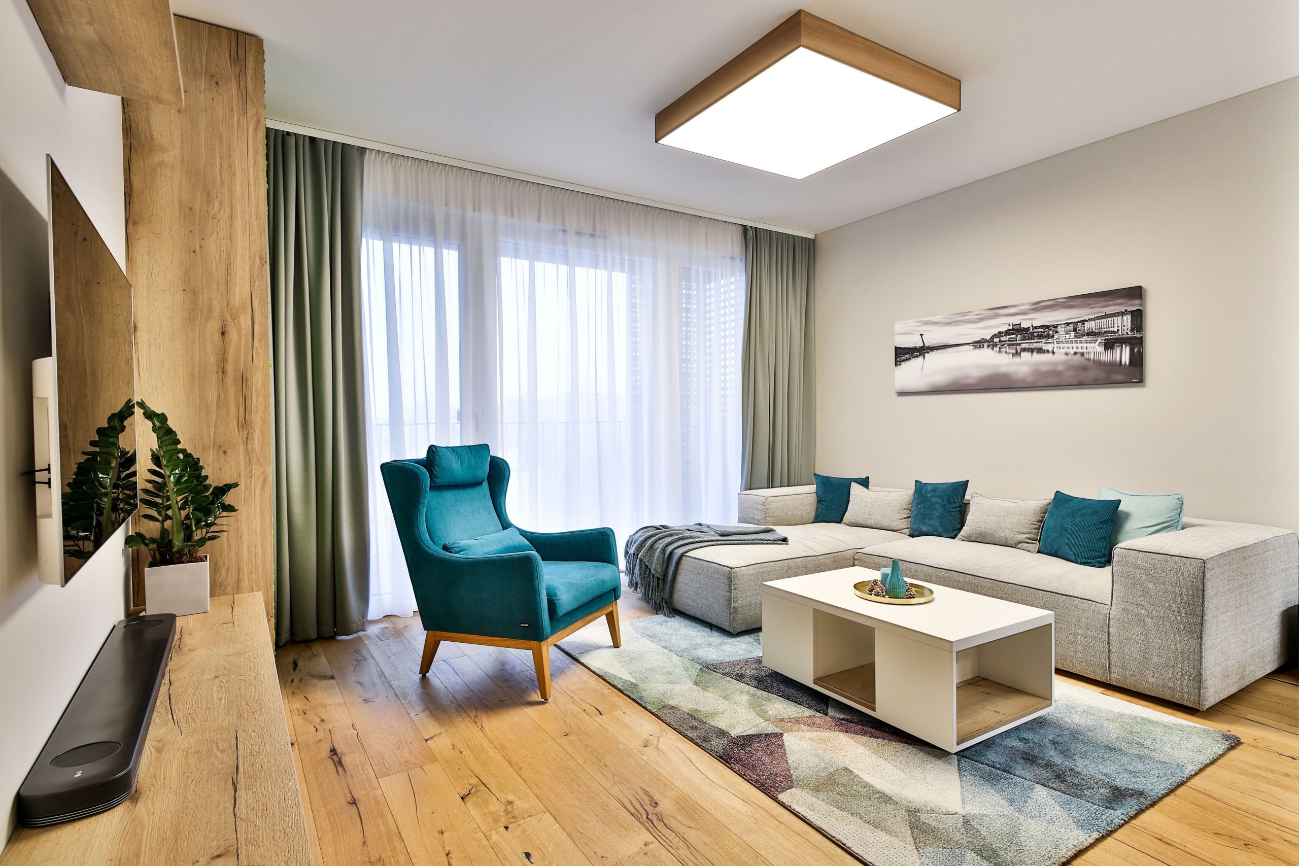 Realizácia 3-izbového bytu v Rezidencie Pri mýte - v&nbsp;tomto útulnom interiéri prevláda zeleň a moderný koncept dopĺňajú prírodné materiály, masívne drevo a…