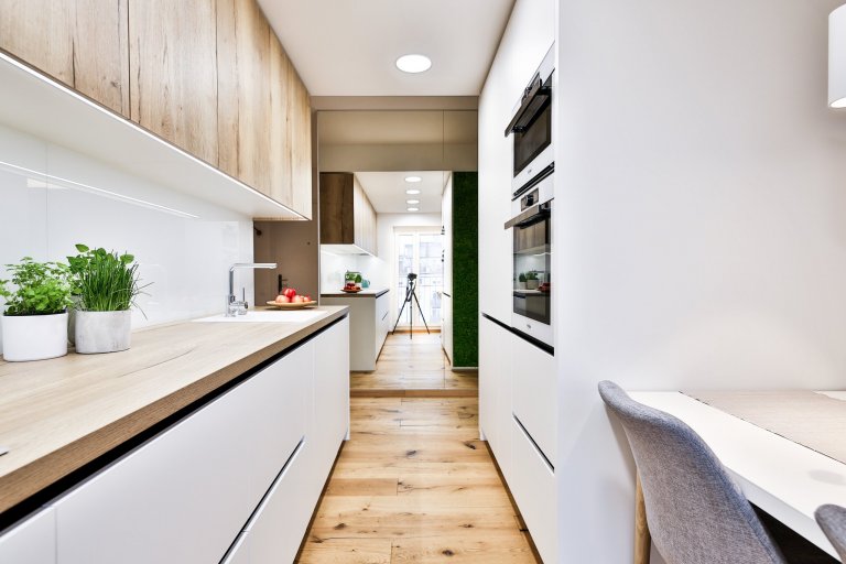 Realizácia 3-izbového bytu v Rezidencie Pri mýte - v&nbsp;tomto útulnom interiéri prevláda zeleň a moderný koncept dopĺňajú prírodné materiály, masívne drevo a…