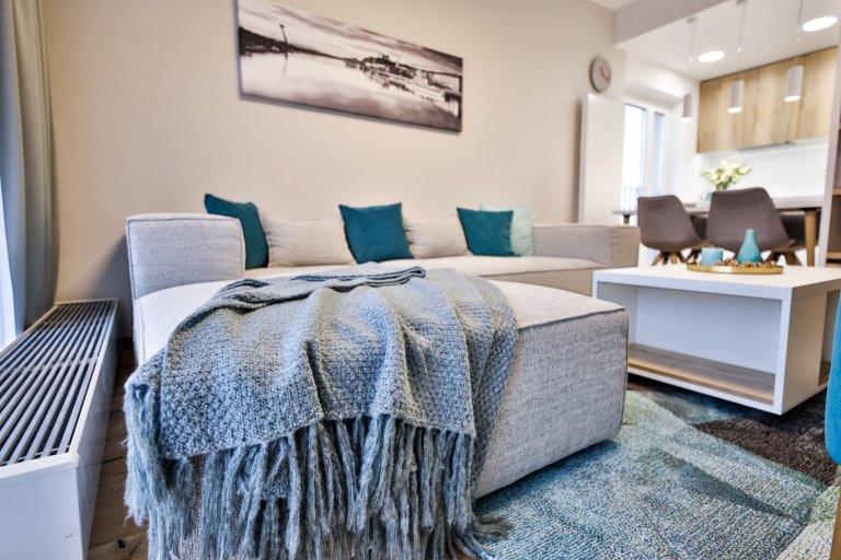 Realizácia 3-izbového bytu v Rezidencie Pri mýte - v&nbsp;tomto útulnom interiéri prevláda zeleň a moderný koncept dopĺňajú prírodné materiály, masívne drevo a…