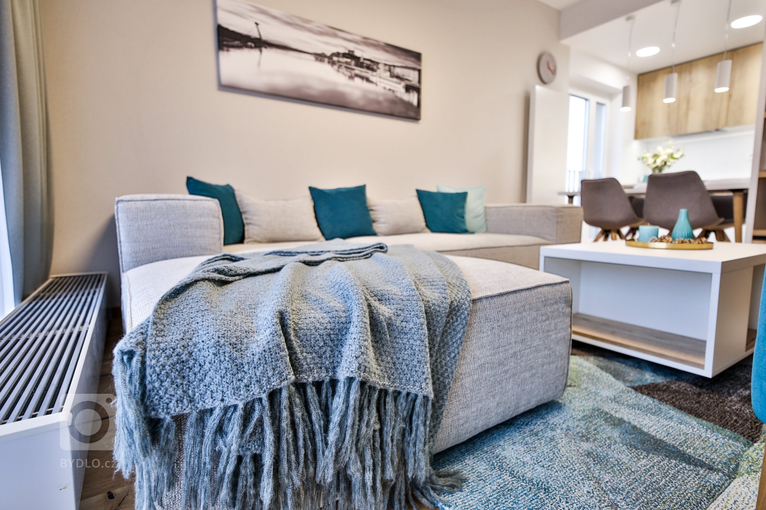 Realizácia 3-izbového bytu v Rezidencie Pri mýte - v&nbsp;tomto útulnom interiéri prevláda zeleň a moderný koncept dopĺňajú prírodné materiály, masívne drevo a…