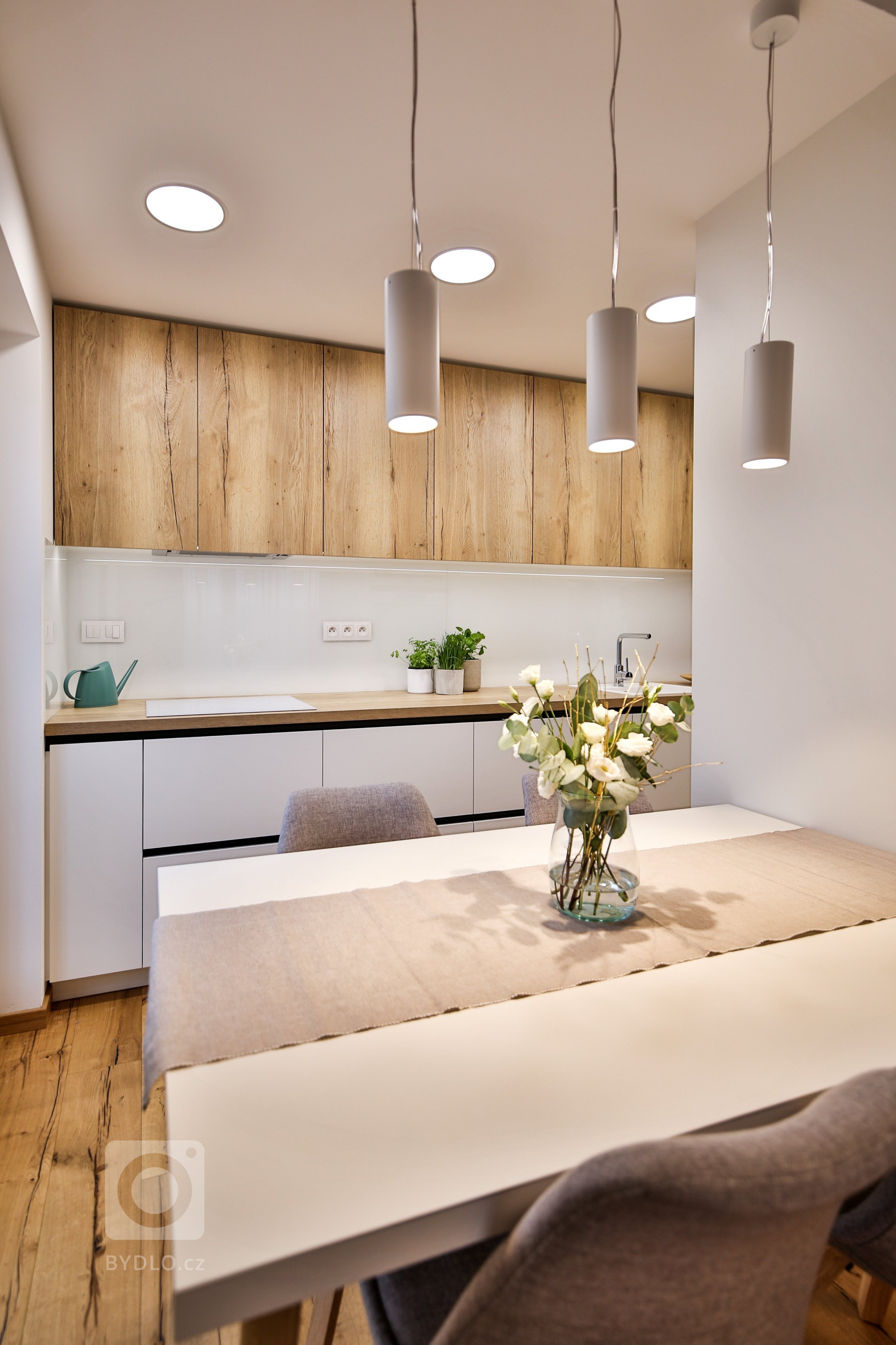 Realizácia 3-izbového bytu v Rezidencie Pri mýte - v&nbsp;tomto útulnom interiéri prevláda zeleň a moderný koncept dopĺňajú prírodné materiály, masívne drevo a…