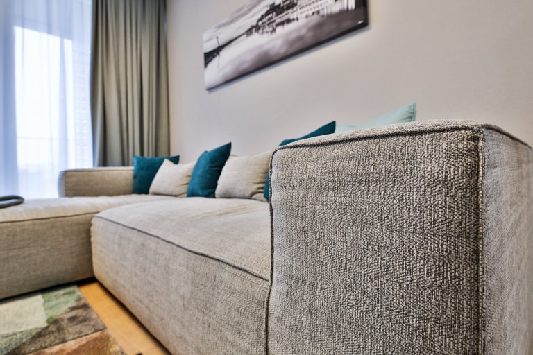 Realizácia 3-izbového bytu v Rezidencie Pri mýte - v&nbsp;tomto útulnom interiéri prevláda zeleň a moderný koncept dopĺňajú prírodné materiály, masívne drevo a…