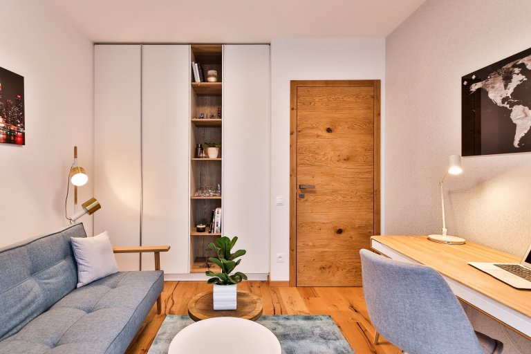 Realizácia 3-izbového bytu v Rezidencie Pri mýte - v&nbsp;tomto útulnom interiéri prevláda zeleň a moderný koncept dopĺňajú prírodné materiály, masívne drevo a…