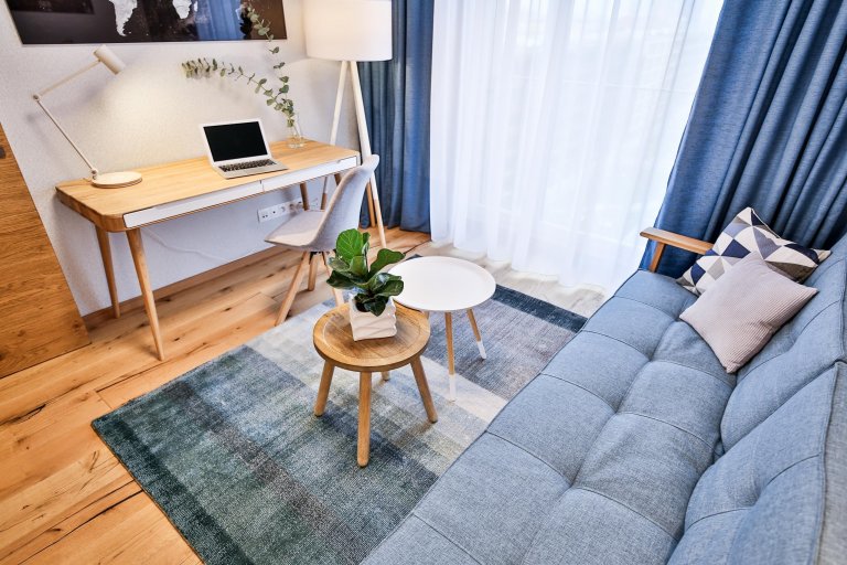 Realizácia 3-izbového bytu v Rezidencie Pri mýte - v&nbsp;tomto útulnom interiéri prevláda zeleň a moderný koncept dopĺňajú prírodné materiály, masívne drevo a…