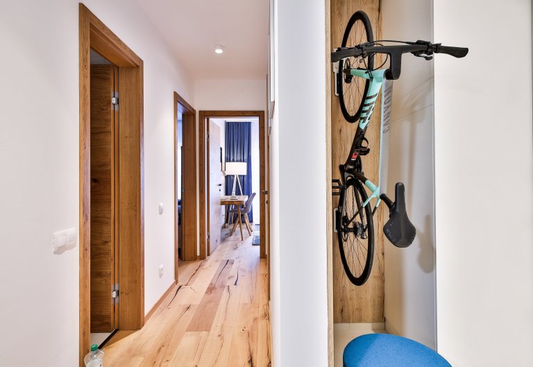 Realizácia 3-izbového bytu v Rezidencie Pri mýte - v&nbsp;tomto útulnom interiéri prevláda zeleň a moderný koncept dopĺňajú prírodné materiály, masívne drevo a…