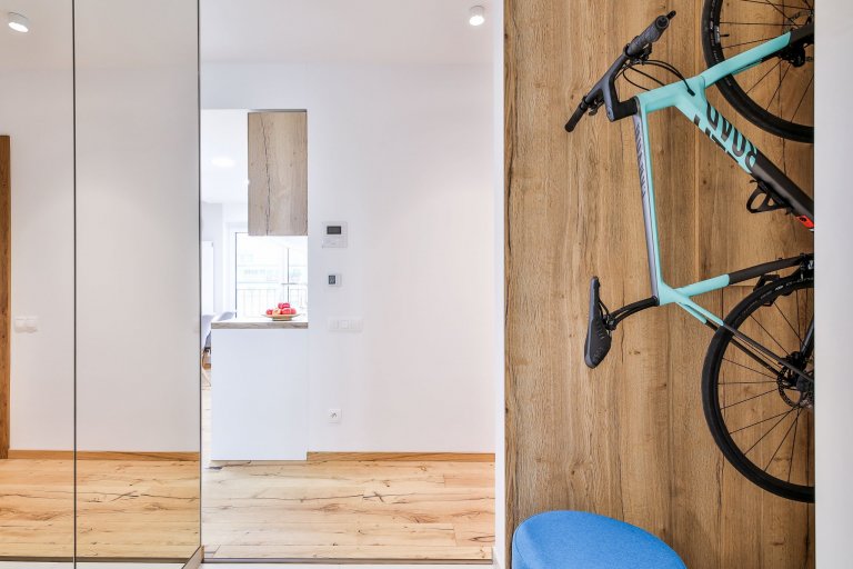 Realizácia 3-izbového bytu v Rezidencie Pri mýte - v&nbsp;tomto útulnom interiéri prevláda zeleň a moderný koncept dopĺňajú prírodné materiály, masívne drevo a…