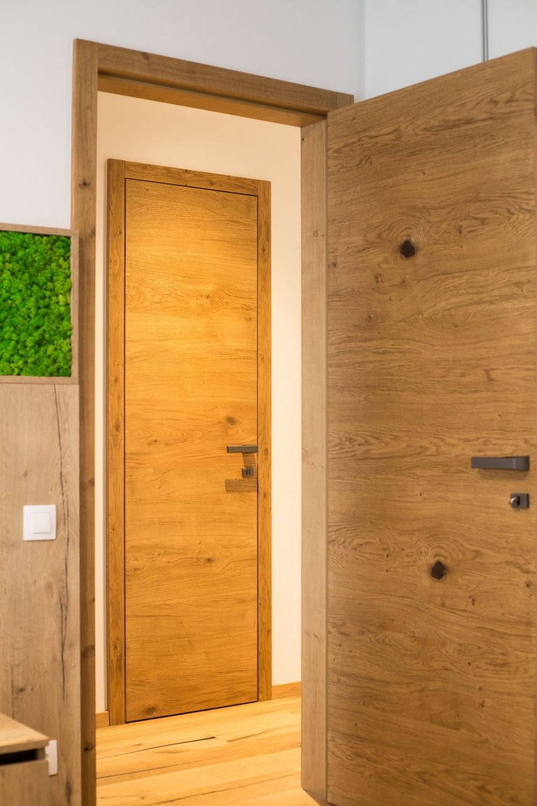 Realizácia 3-izbového bytu v Rezidencie Pri mýte - v&nbsp;tomto útulnom interiéri prevláda zeleň a moderný koncept dopĺňajú prírodné materiály, masívne drevo a…