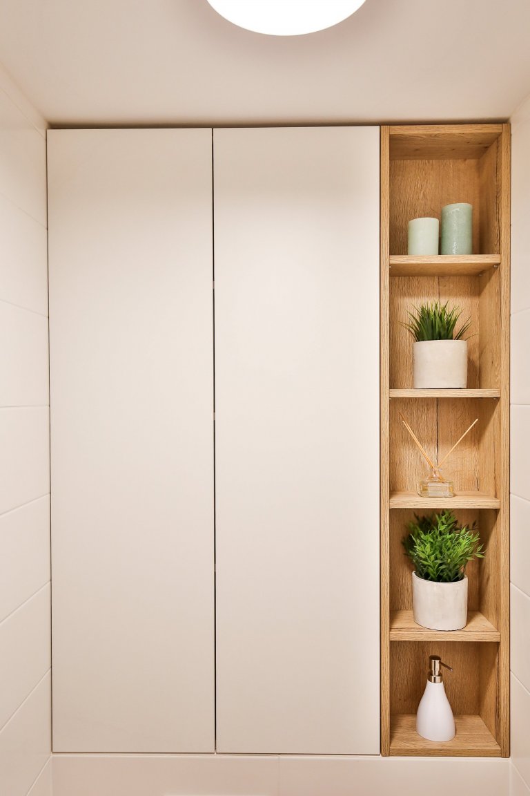 Realizácia 3-izbového bytu v Rezidencie Pri mýte - v&nbsp;tomto útulnom interiéri prevláda zeleň a moderný koncept dopĺňajú prírodné materiály, masívne drevo a…