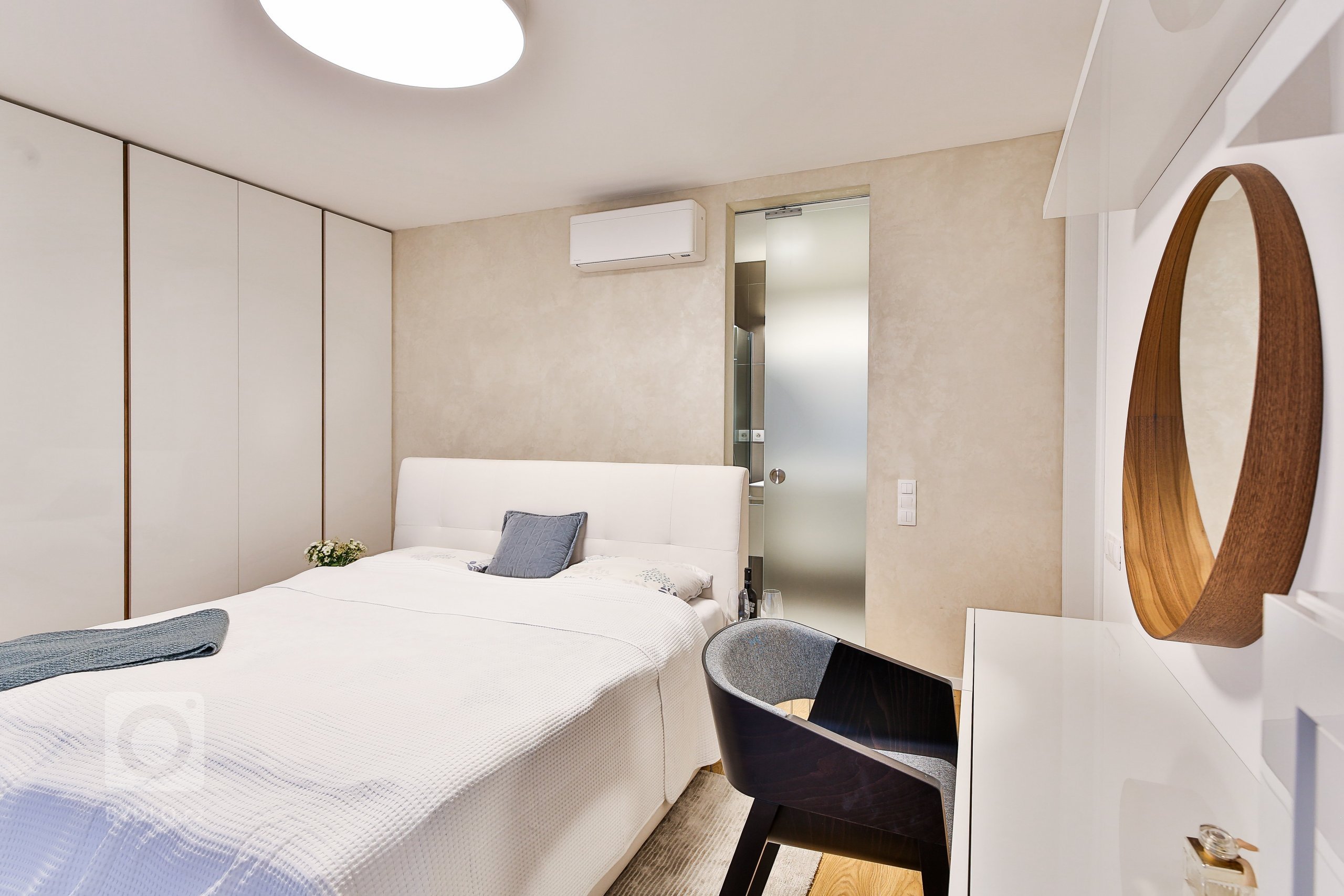 Spálňa s toaletným kútikom