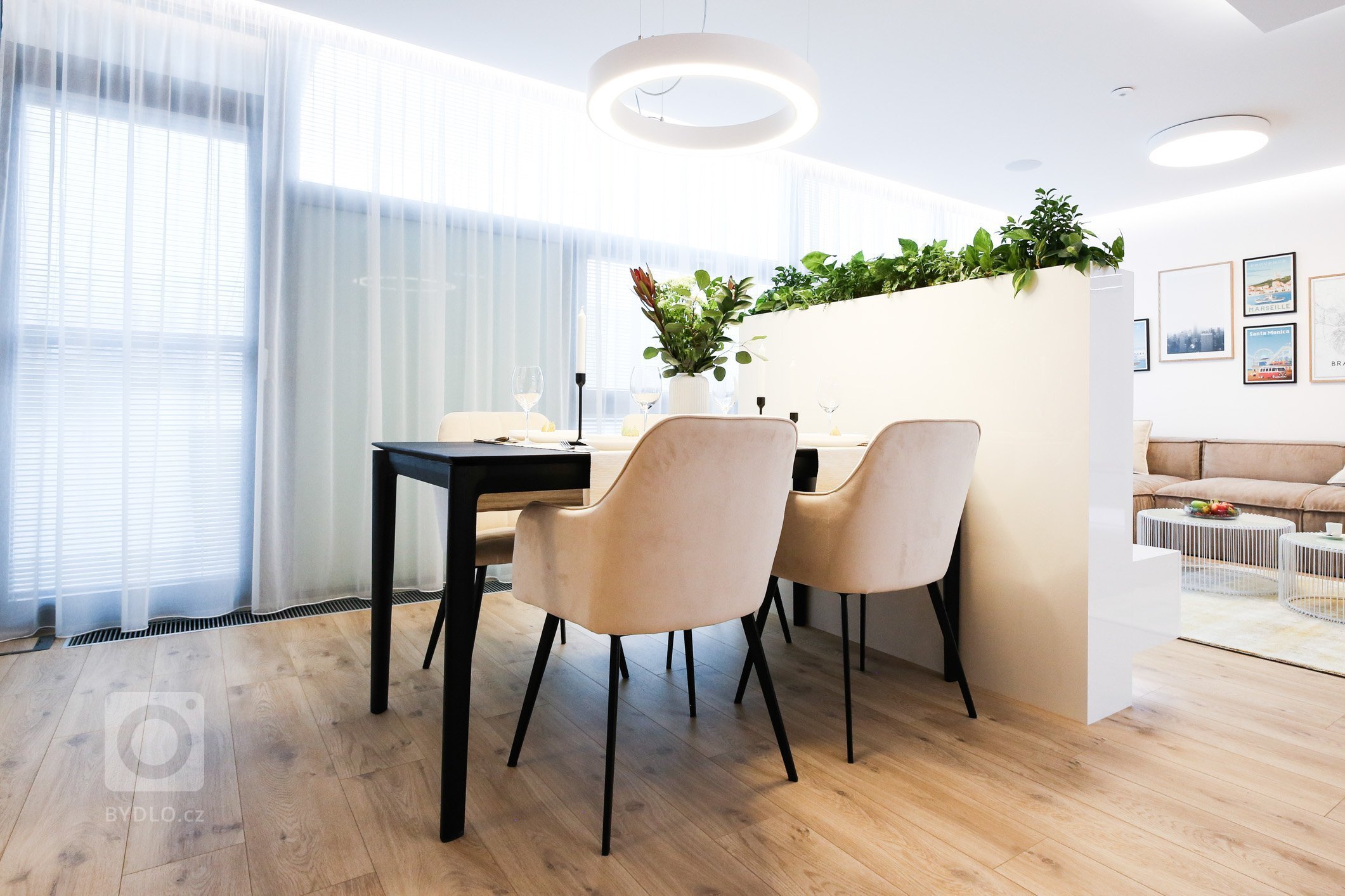 Predstavujeme Vám luxusný interiér bytu, v ktorom dominujú materiály ako dubová dyha, biely lesk a celkový dojem dotvára zvolená paleta príjemných textílií a…