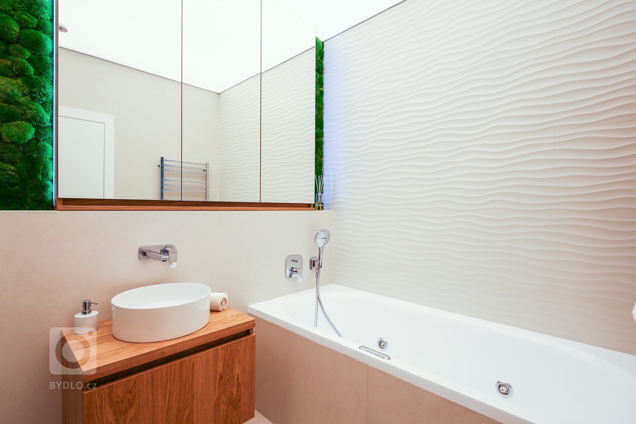 Predstavujeme Vám luxusný interiér bytu, v ktorom dominujú materiály ako dubová dyha, biely lesk a celkový dojem dotvára zvolená paleta príjemných textílií a…