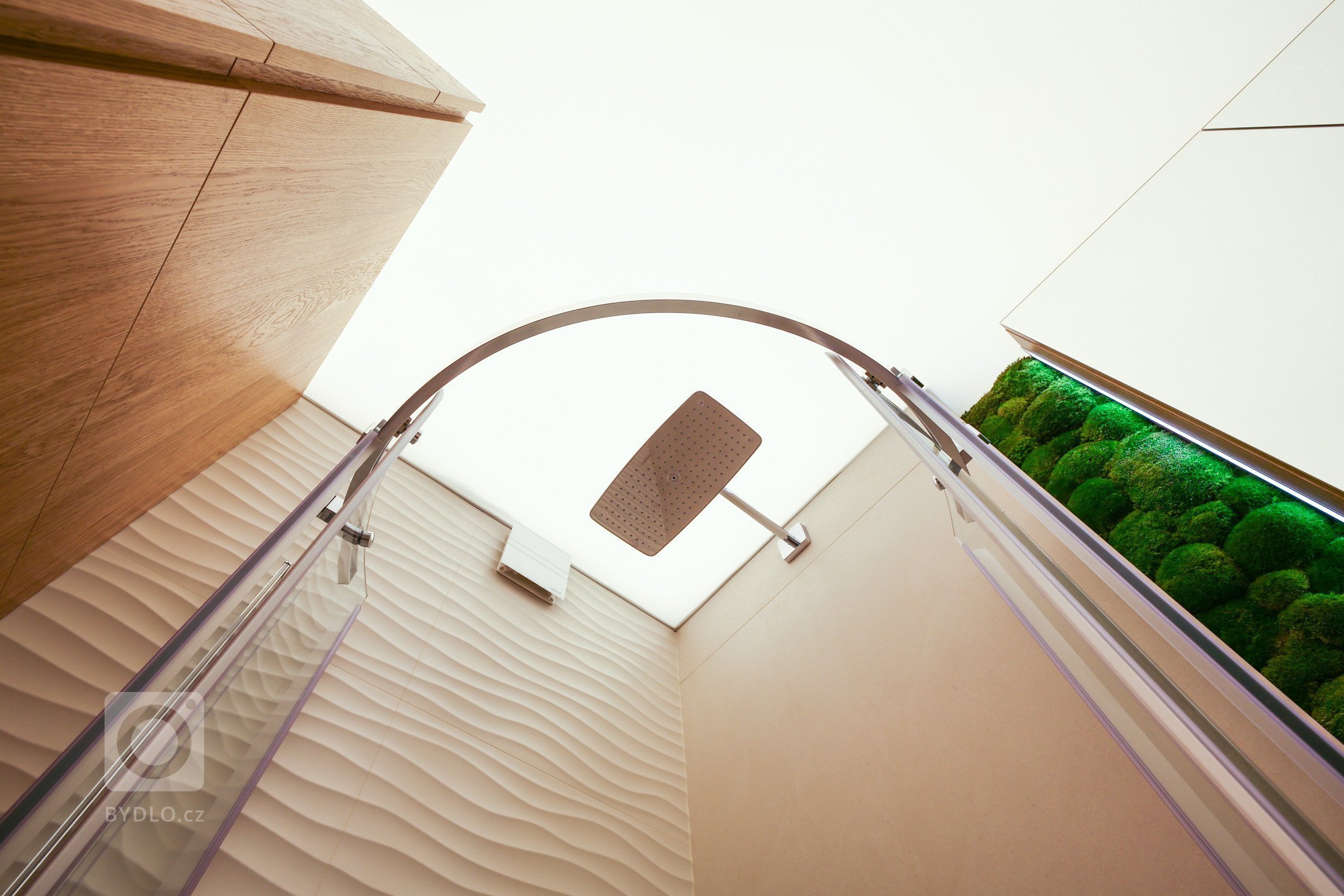 Predstavujeme Vám luxusný interiér bytu, v ktorom dominujú materiály ako dubová dyha, biely lesk a celkový dojem dotvára zvolená paleta príjemných textílií a…