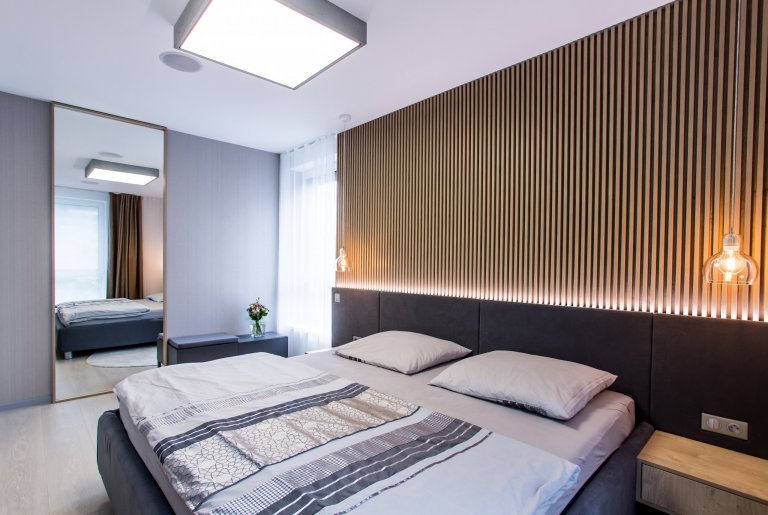 Moderní minimalistický interiér, pozrite si fotografie 4-izbového bytu v Banskej Bystrici, ktorý vznikol výnimočnou spoluprácou klienta s citom pre detail a…