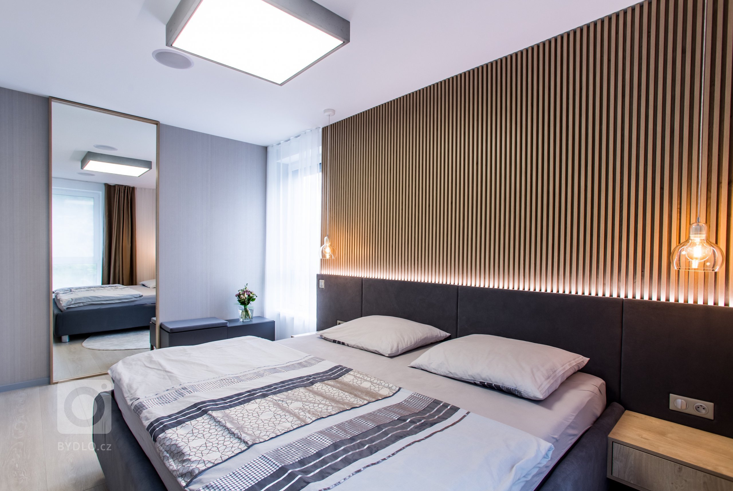 Moderní minimalistický interiér, pozrite si fotografie 4-izbového bytu v Banskej Bystrici, ktorý vznikol výnimočnou spoluprácou klienta s citom pre detail a…