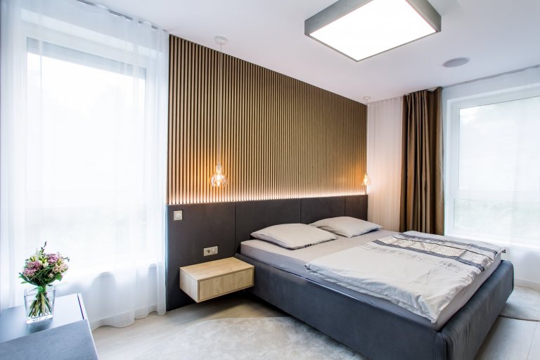 Moderní minimalistický interiér, pozrite si fotografie 4-izbového bytu v Banskej Bystrici, ktorý vznikol výnimočnou spoluprácou klienta s citom pre detail a…