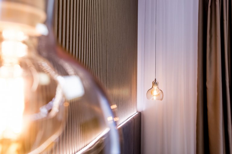 Moderní minimalistický interiér, pozrite si fotografie 4-izbového bytu v Banskej Bystrici, ktorý vznikol výnimočnou spoluprácou klienta s citom pre detail a…