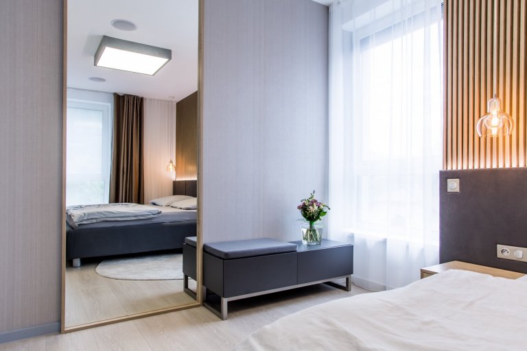 Moderní minimalistický interiér, pozrite si fotografie 4-izbového bytu v Banskej Bystrici, ktorý vznikol výnimočnou spoluprácou klienta s citom pre detail a…