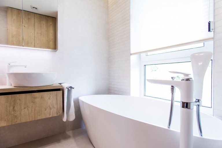 Moderní minimalistický interiér, pozrite si fotografie 4-izbového bytu v Banskej Bystrici, ktorý vznikol výnimočnou spoluprácou klienta s citom pre detail a…