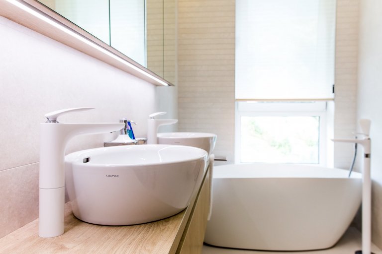 Moderní minimalistický interiér, pozrite si fotografie 4-izbového bytu v Banskej Bystrici, ktorý vznikol výnimočnou spoluprácou klienta s citom pre detail a…