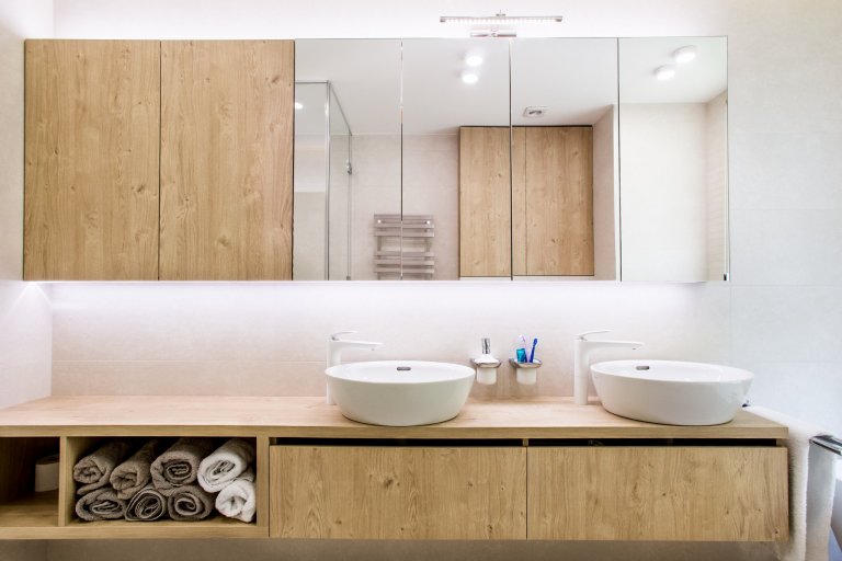 Moderní minimalistický interiér, pozrite si fotografie 4-izbového bytu v Banskej Bystrici, ktorý vznikol výnimočnou spoluprácou klienta s citom pre detail a…