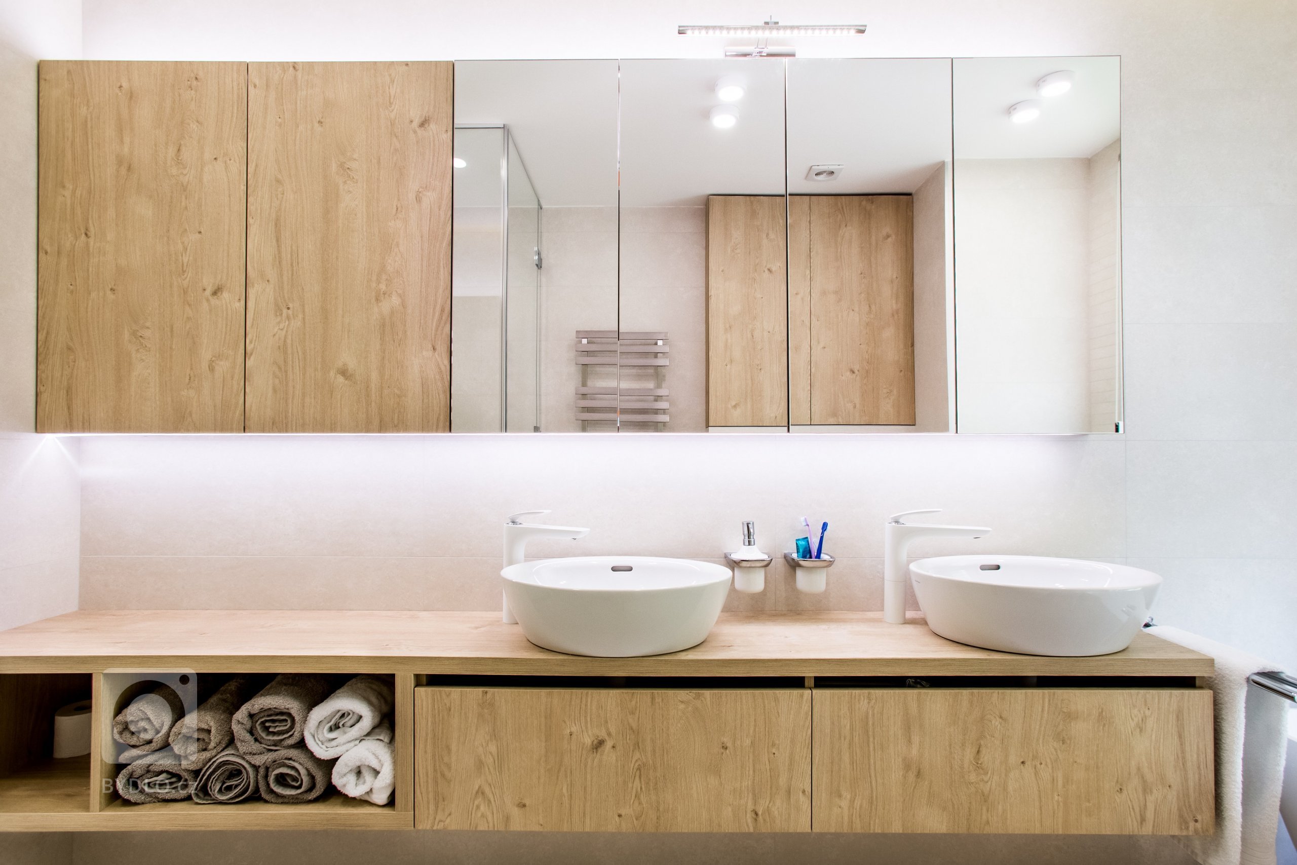 Moderní minimalistický interiér, pozrite si fotografie 4-izbového bytu v Banskej Bystrici, ktorý vznikol výnimočnou spoluprácou klienta s citom pre detail a…