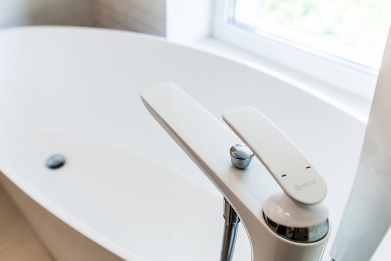 Moderní minimalistický interiér, pozrite si fotografie 4-izbového bytu v Banskej Bystrici, ktorý vznikol výnimočnou spoluprácou klienta s citom pre detail a…