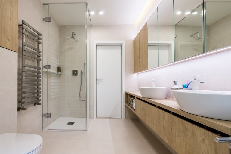 Moderní minimalistický interiér, pozrite si fotografie 4-izbového bytu v Banskej Bystrici, ktorý vznikol výnimočnou spoluprácou klienta s citom pre detail a…