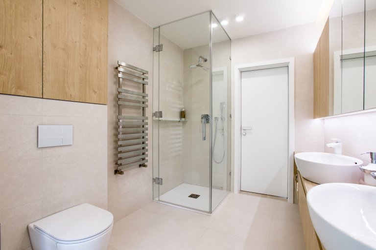 Moderní minimalistický interiér, pozrite si fotografie 4-izbového bytu v Banskej Bystrici, ktorý vznikol výnimočnou spoluprácou klienta s citom pre detail a…