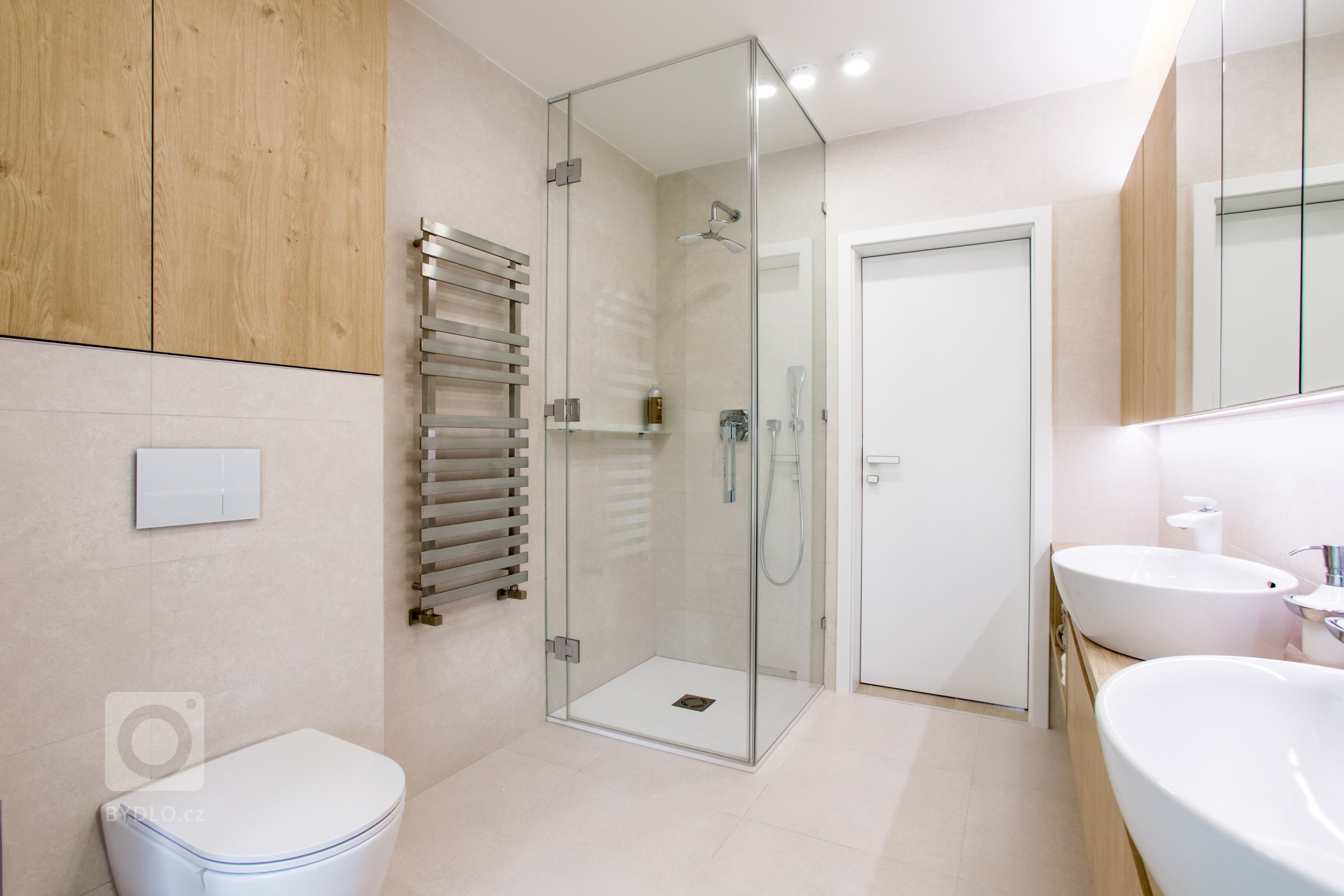 Moderní minimalistický interiér, pozrite si fotografie 4-izbového bytu v Banskej Bystrici, ktorý vznikol výnimočnou spoluprácou klienta s citom pre detail a…