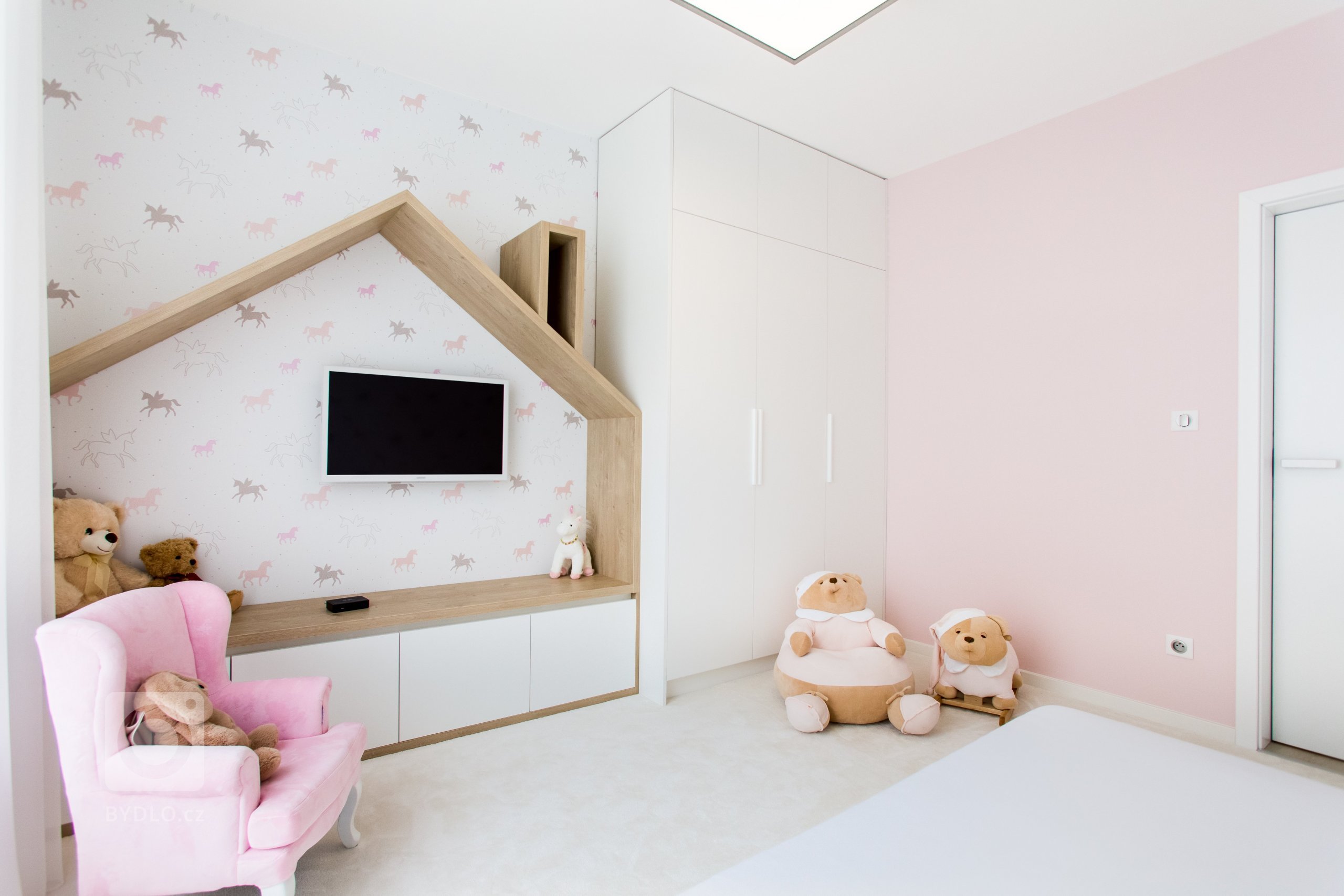 Moderní minimalistický interiér, pozrite si fotografie 4-izbového bytu v Banskej Bystrici, ktorý vznikol výnimočnou spoluprácou klienta s citom pre detail a…