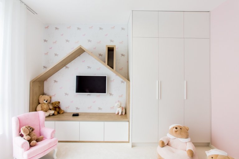 Moderní minimalistický interiér, pozrite si fotografie 4-izbového bytu v Banskej Bystrici, ktorý vznikol výnimočnou spoluprácou klienta s citom pre detail a…