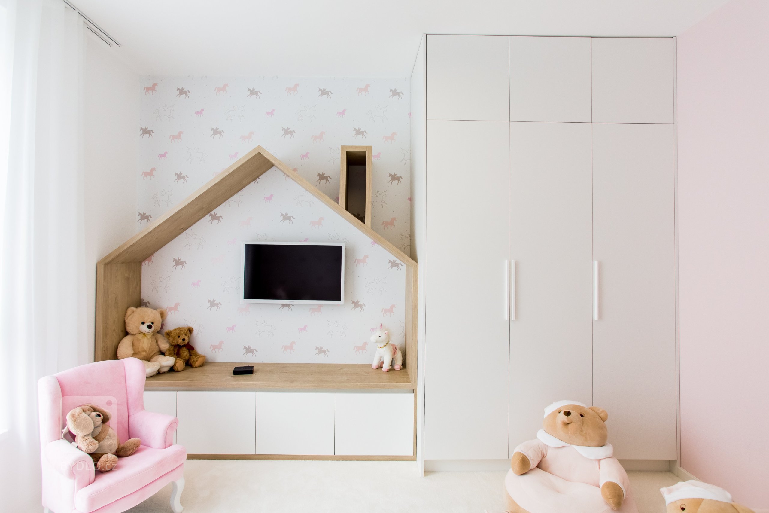 Moderní minimalistický interiér, pozrite si fotografie 4-izbového bytu v Banskej Bystrici, ktorý vznikol výnimočnou spoluprácou klienta s citom pre detail a…