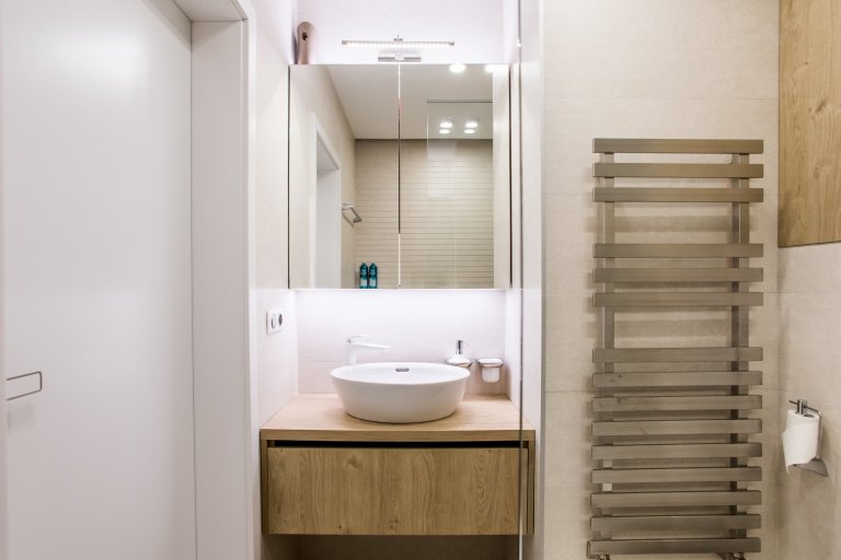 Moderní minimalistický interiér, pozrite si fotografie 4-izbového bytu v Banskej Bystrici, ktorý vznikol výnimočnou spoluprácou klienta s citom pre detail a…