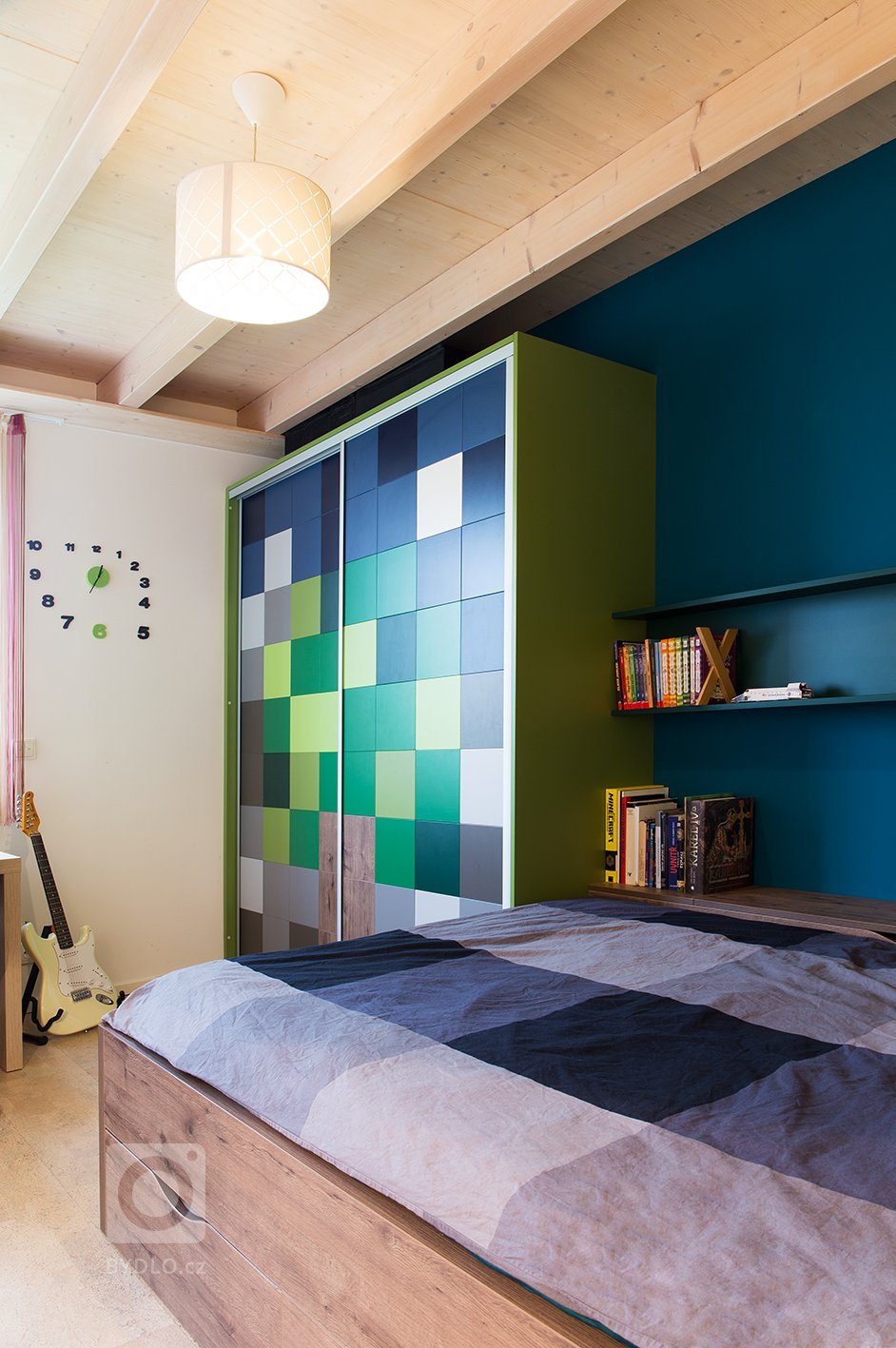 DĚTSKÝ POKOJ &bdquo;MINECRAFT&ldquo;

Pokoj pro 12-letého kluka, který rád staví z lega a hraje Minecraft.

Vojtova oblíbená barva je zelená a chtěl by být…