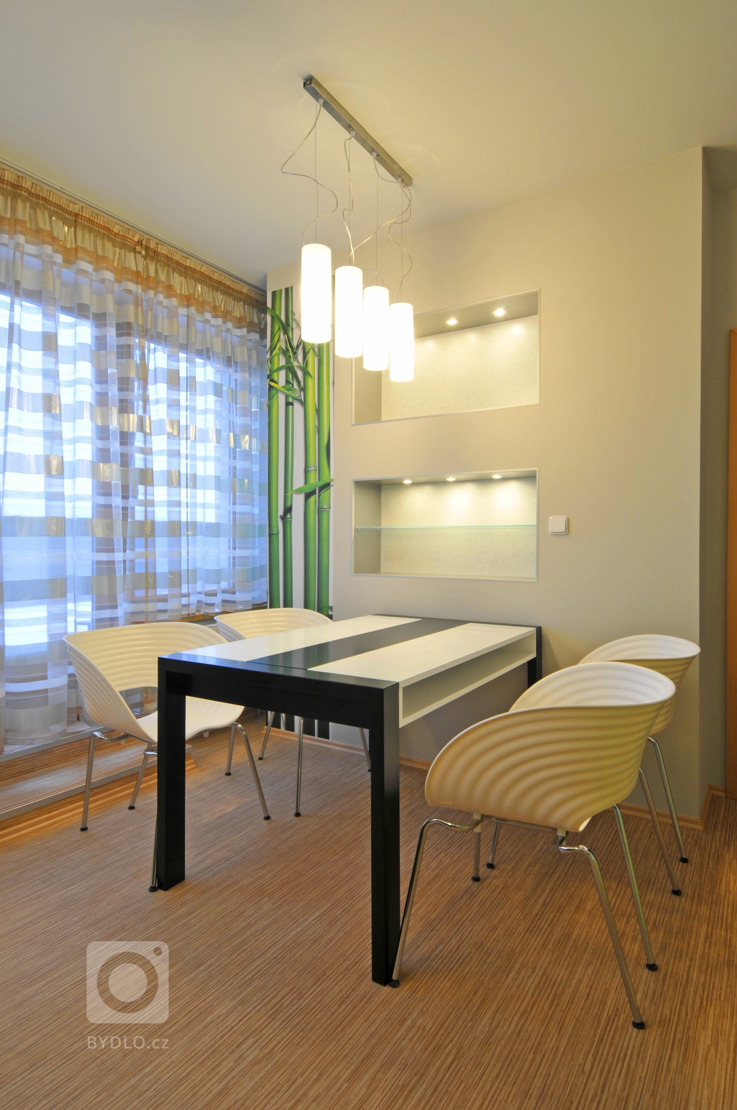 Jídelní kout s předstěnou.