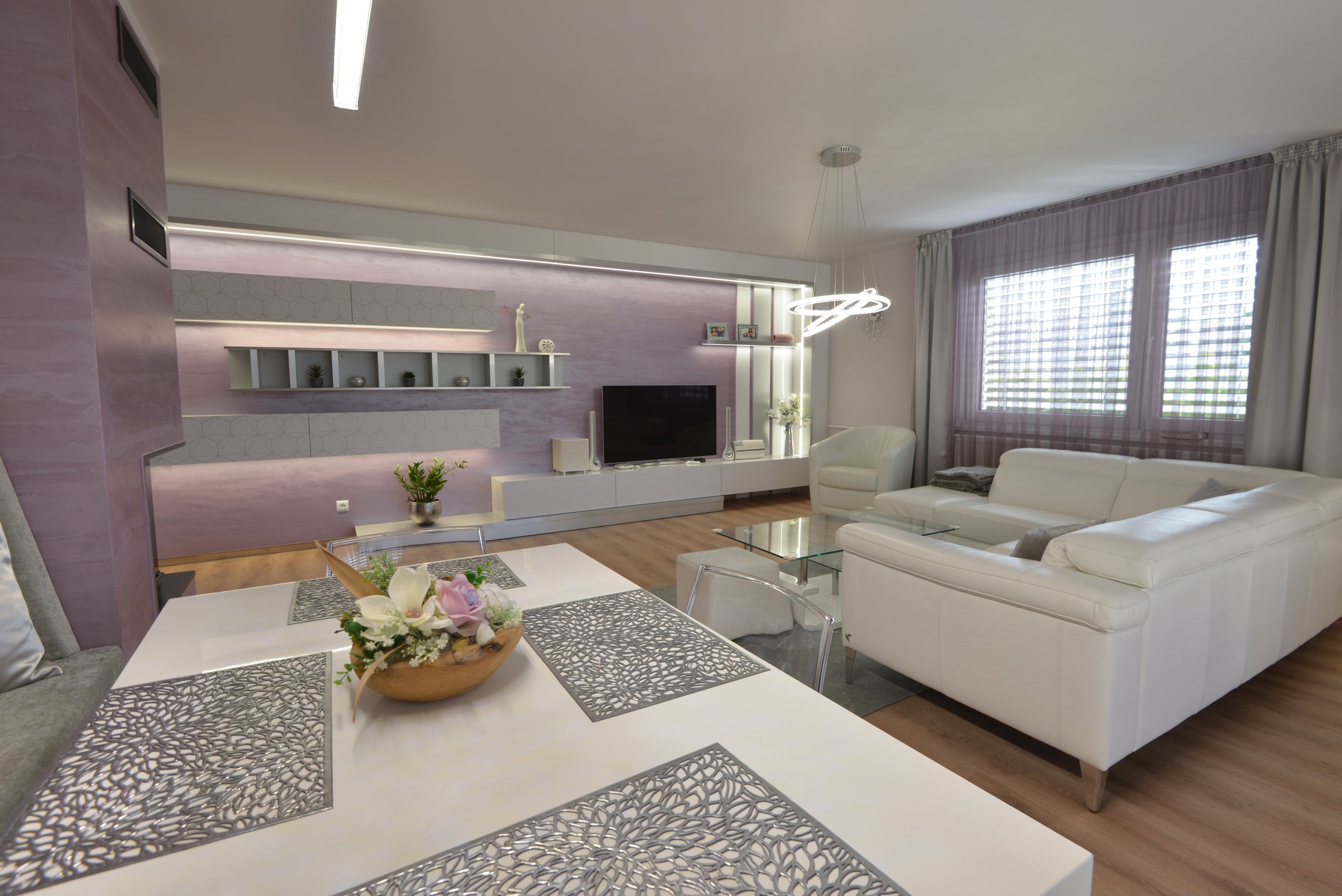 Klienti jsou mladá rodina, která toužila po moderním, čistém, ale i romantickém interiéru.

Základním požadavkem bylo vše v bílé v kombinaci s fialkovo-růžovou…