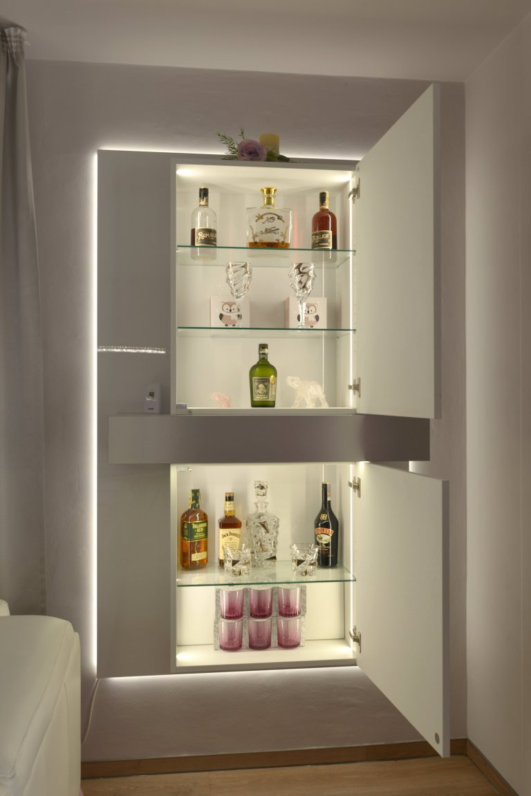 Obývací prostor je doplněný o závěsný bar s vnějším i vnitřním osvětlením