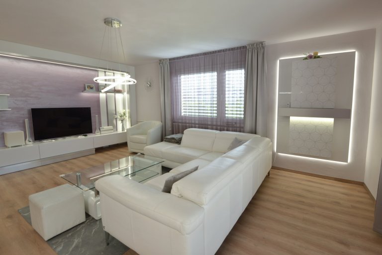 Konferenční stolek bude vyměněný, až povyrostou děti. 